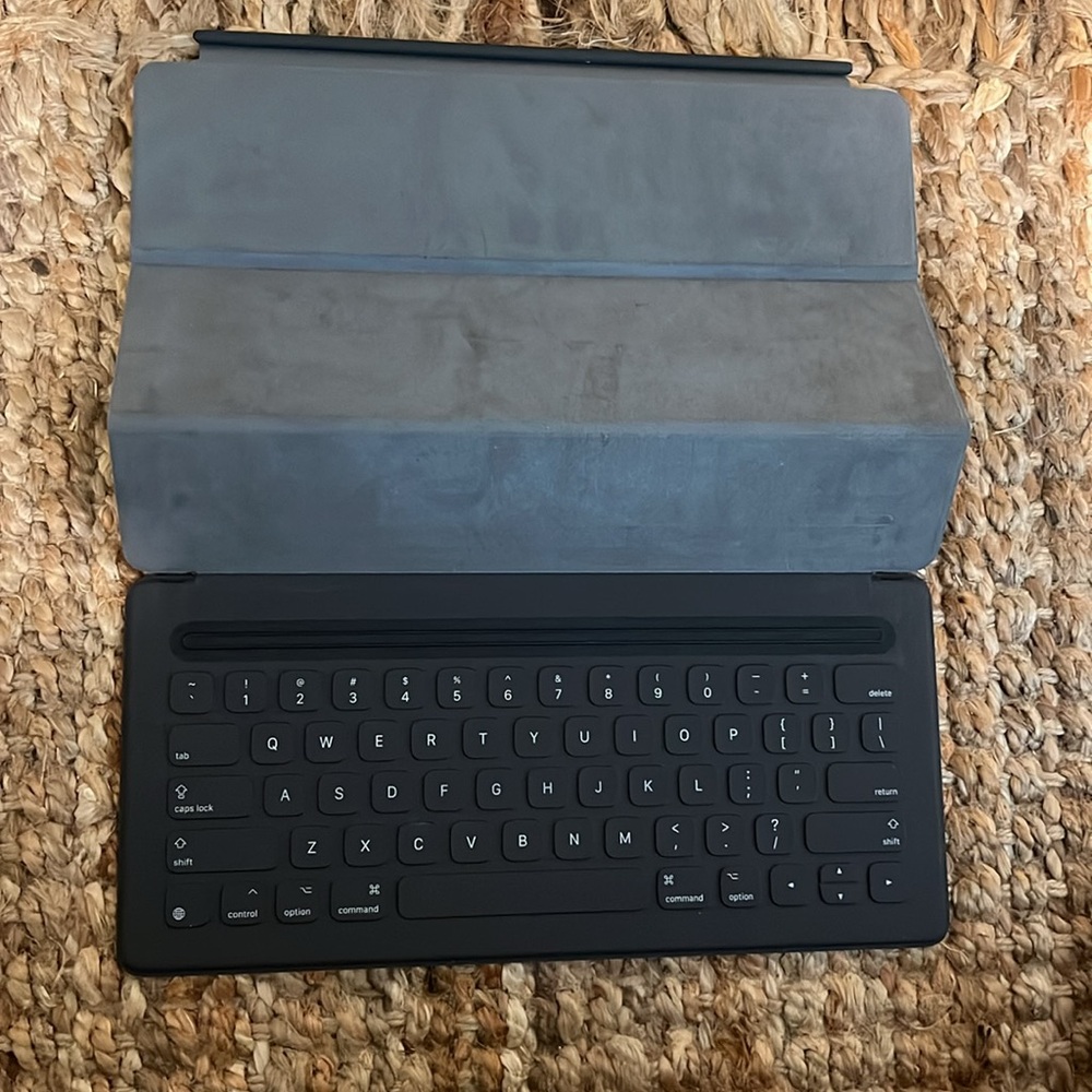 IPad Pro Smart Keyboard - in Original Packaging. Used 5-6 times. - Picture 2 of 6
